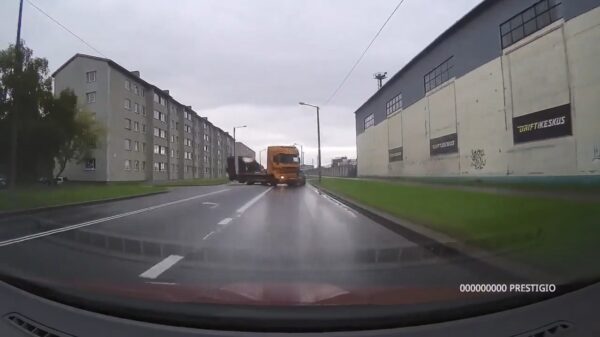 Vrachtwagen maakt iets te strak u-bochtje