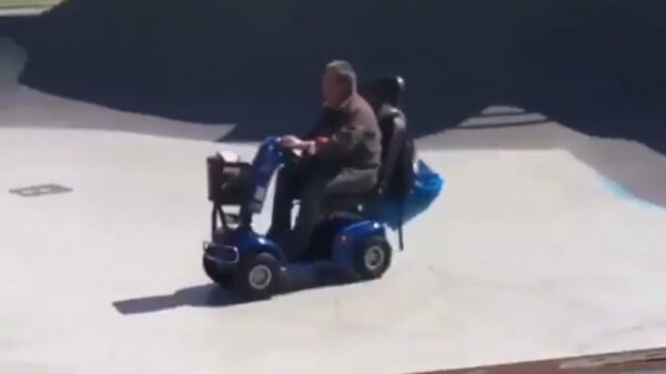 Tony Hawk is te oud geworden en klapt tegen de grond