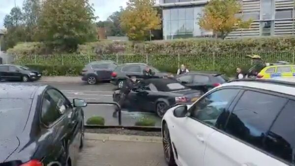 Tieners uit hun auto getrokken na high-speed achtervolging door Londen