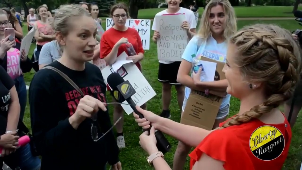 Feministische activiste tegen presentatrice Kaitlin Bennett: "Ik hoop dat je verkracht wordt"