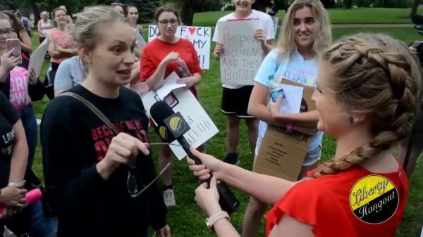 Feministische activiste tegen presentatrice Kaitlin Bennett: "Ik hoop dat je verkracht wordt"