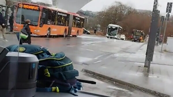 Duitse chauffeur komt erachter dat je met een lijnbus beter niet kan driften