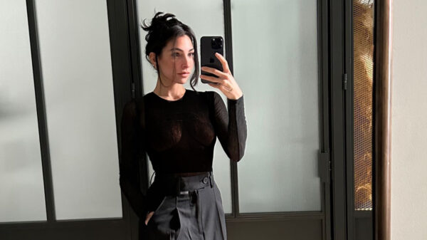 Pssst, kan iemand Anna Nooshin vertellen dat ze een wardrobe malfuction heeft?