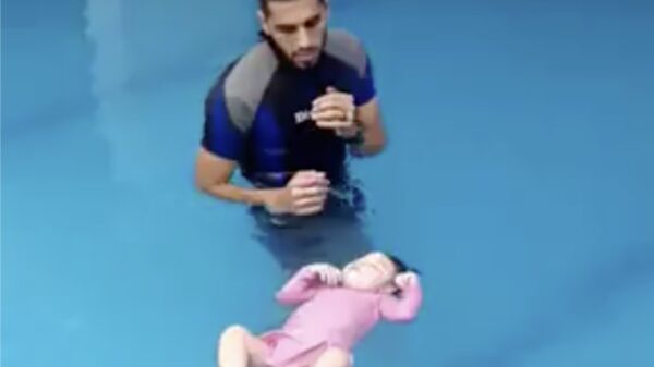 Hoe hij het ook probeert, deze baby wil maar niet verdrinken