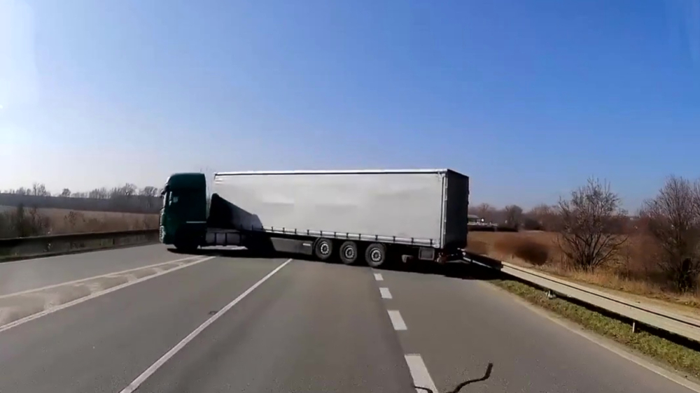 Tsjechische vrachtwagenchauffeur besluit doodleuk te keren op de weg