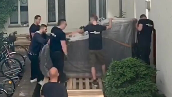 Zo krijg je zonder kraan een enorme vleugel door het raam