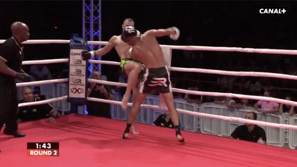 Bokser Hakim Ketaieb krijgt zo'n harde klap dat hij spontaan denkt de wedstrijd te hebben gewonnen