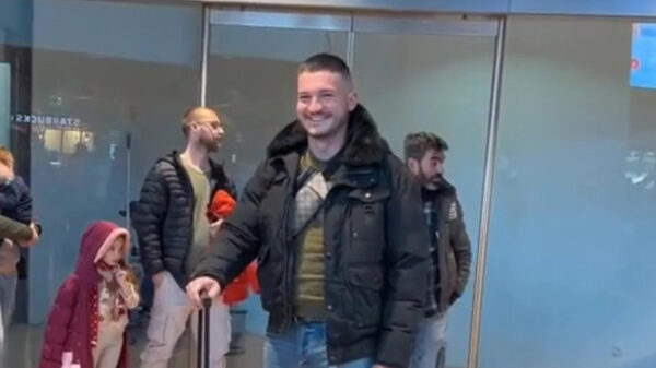 Je kameraad van het vliegveld halen kan bijzonder grappig zijn