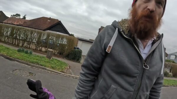 Kapitein Roodbaard is FURIEUS en smijt motorrijdster naar de grond