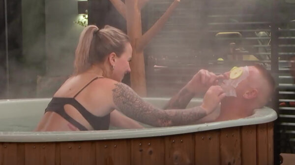 Roy krijgt een tijdens zijn date een lekker maskertje in de LLDL-hot tub