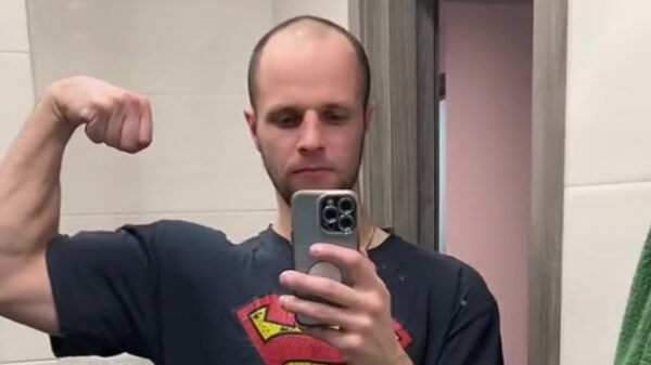 Tip: zorg ervoor dat je vrouw uit huis is als je een spierballenvideo wil maken