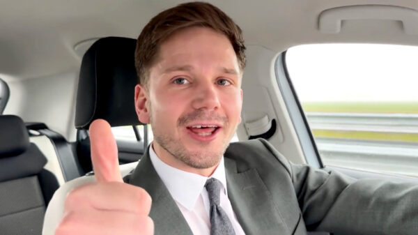 Veel kritiek op FVD'er Gideon van Meijeren die filmend achter het stuur kruipt