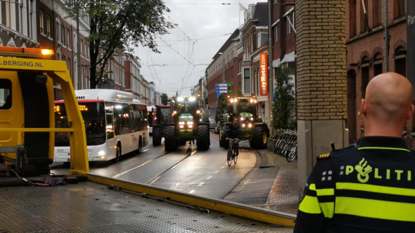 Protesterende boeren beuken door hekken in Den Haag en veroorzaken langste file ooit