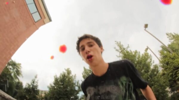 Skateboarder raakt tand kwijt als hij het asfalt kust na lastig trucje