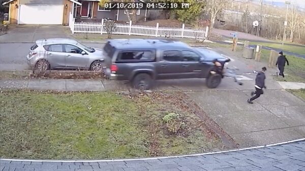 Idioot in Toyota Tacoma pleegt halve aanslag op groepje tieners