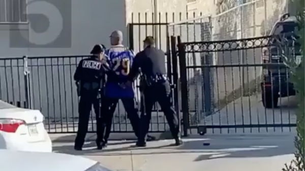 To protect and serve: LAPD-agent suckerpuncht verdachte die niet luistert