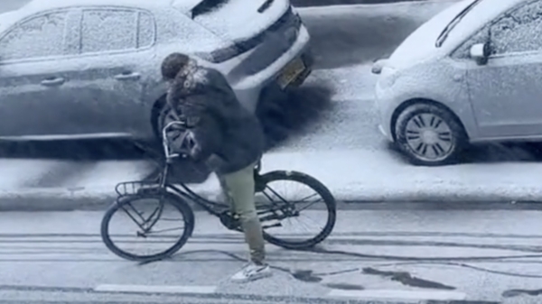 Man in Groningen SCHREEUWT het uit als z'n fiets het begeeft in de sneeuw
