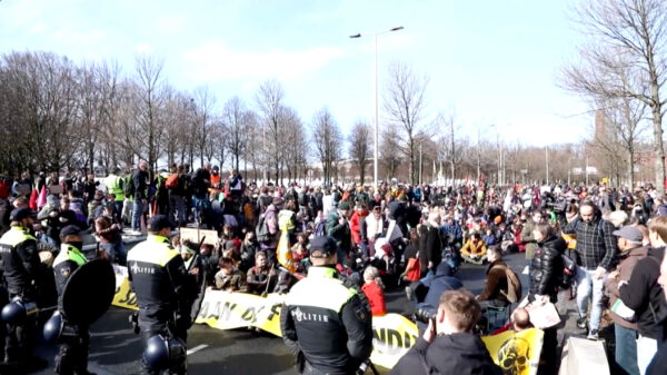 LIVE: A12 geblokkeerd door klimaatdemonstranten, waterkanon staat klaar