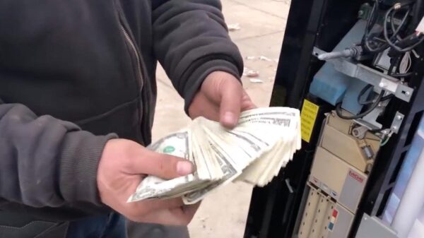 Sloopduo vindt honderden dollars in verlaten frisdrankautomaat