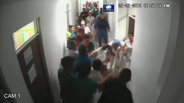 Agressieve vechtersbaas neemt het in ziekenhuis op tegen alles en iedereen