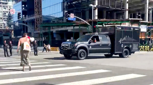 Abortusdemonstrant naar de grond gewerkt door agent van de geheime dienst