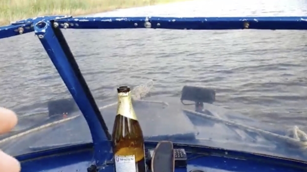 Verwarde Russen snappen niet waarom hun boot aan het zinken is