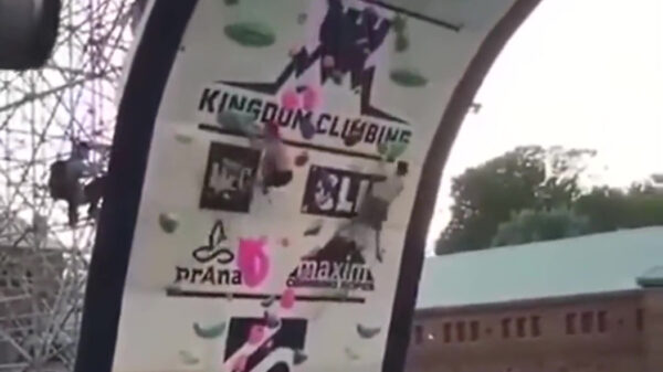 Bizarre klimmuur is geen enkel probleem voor deze spidermannen