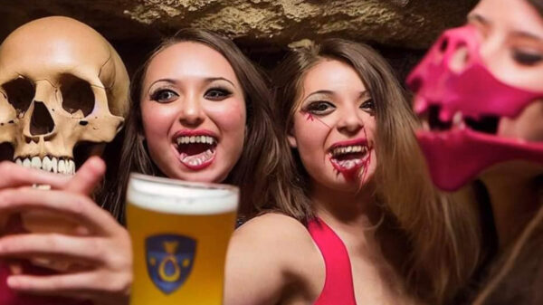 Na het zien van deze AI-foto's van het "feest in de catacomben" kun je direct je therapeut bellen