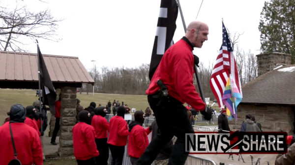 Ondertussen in Amerika: nazi's demonstreren bij een dragshow in Ohio