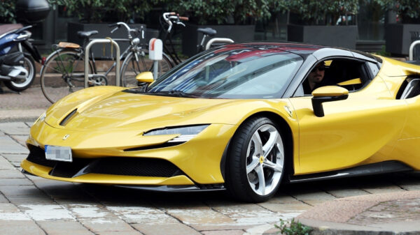 Zlatan Ibrahimović in gloednieuwe Ferrari SF90 Spider t.w.v. €500.000 gespot