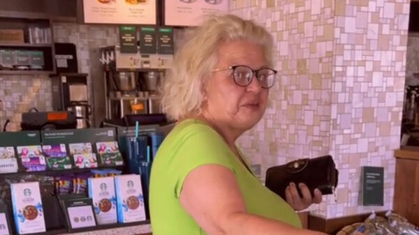 Losgeslagen Karen tegen lesbisch stelletje: "Jullie misbruiken kinderen"