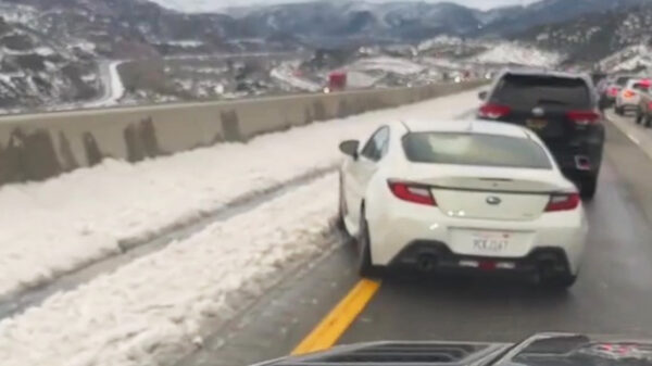 Prutser zonder winterbanden denkt nog even in te kunnen halen