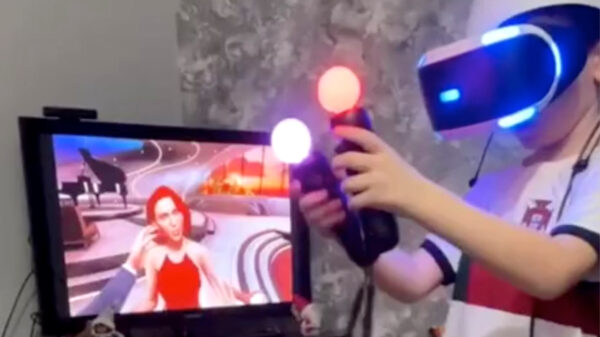 Oeps: jongen vergeet even dat zijn ouders via de tv kunnen meekijken