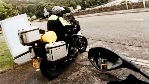 Biker Henk komt erachter dat zijn nieuwe motor iets zwaarder is