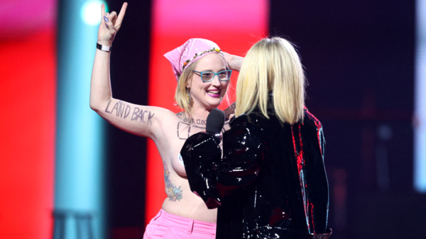 Avril Lavigne zit niet te wachten op activist tijdens uitreiking Juno Awards