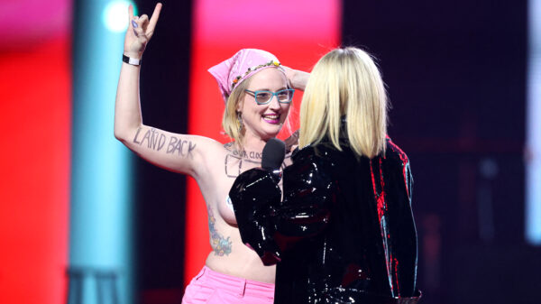 Avril Lavigne zit niet te wachten op activist tijdens uitreiking Juno Awards