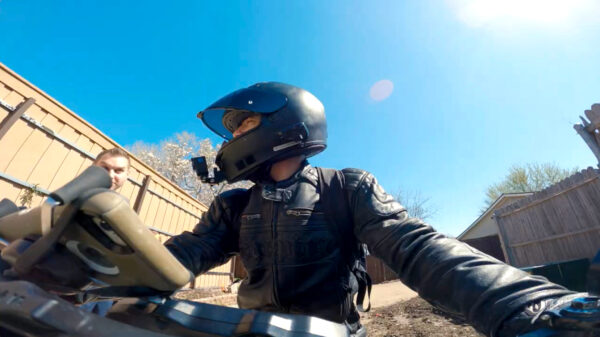 Tokkie geeft buurman een klap nadat hij wordt aangesproken op zijn rijgedrag