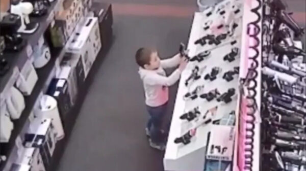 Nieuwsgierig kind test in een winkel of de tondeuses werken