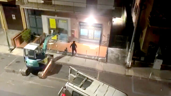 Italiaanse creatievelingen jatten een geldautomaat met behulp van een graafmachine