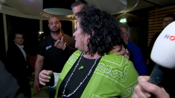 Beveiliging trekt ineens Caroline van der Plas weg tijdens een interview