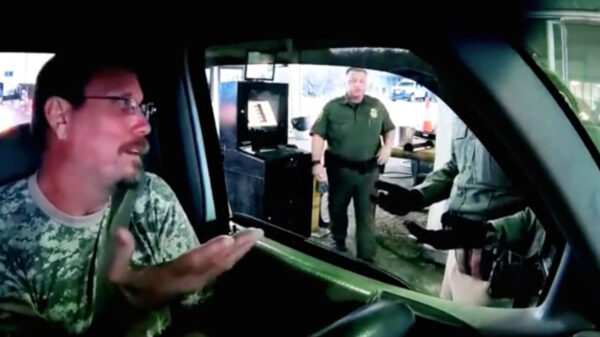 Irritante Amerikaan wil liever gearresteerd worden dan antwoord geven tijdens controle