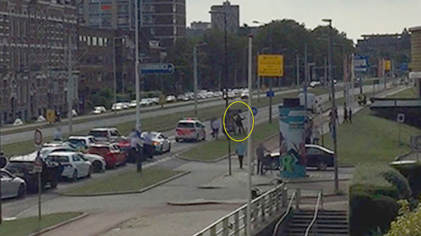 Nieuwe beelden: wie herkent de man die een agent in Rotterdam neerslaat?