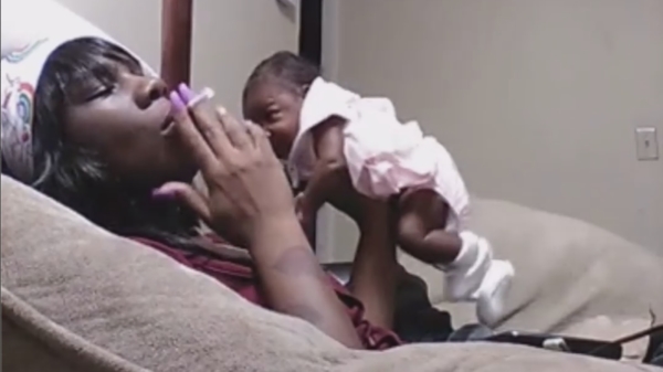 'Moeder' rookt blunt en slingert baby de lucht in tijdens een livestream op Facebook