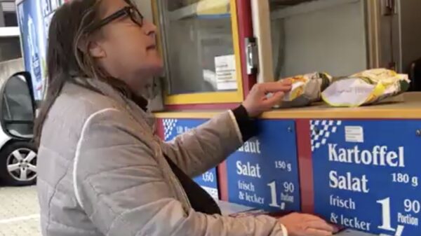 Arschlochfrau 'Karen' gaat full retard op een groepje Duitse Turken