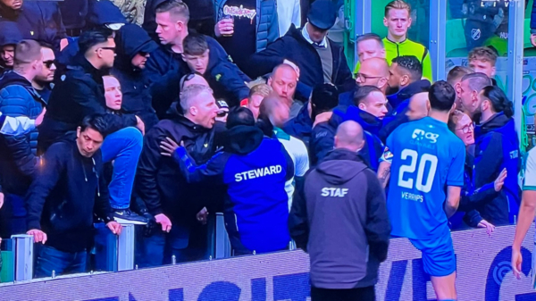 Eencellige 'supporters' van FC Groningen met eigen spelers op de vuist, wedstrijd stilgelegd
