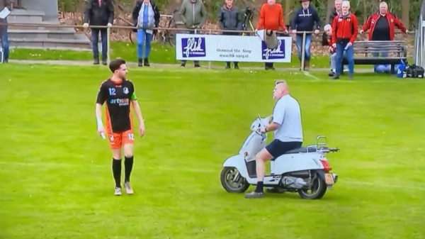 Boze buurman rijdt met scooter het veld op tijdens Veenhuizen - Vitesse '63