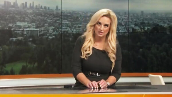 CBS-weervrouw Alissa Carlson Schwartz van haar stokje tijdens live-uitzending