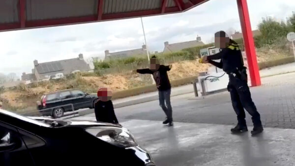 Klanten van een tankstation in Someren amuseren zich prima met arrestatie