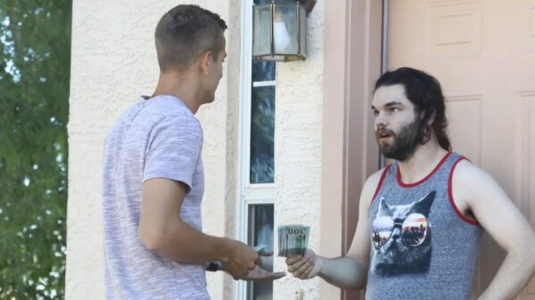 Youtuber klopt bij vreemde mensen aan en geeft ze geld om hun huur te betalen