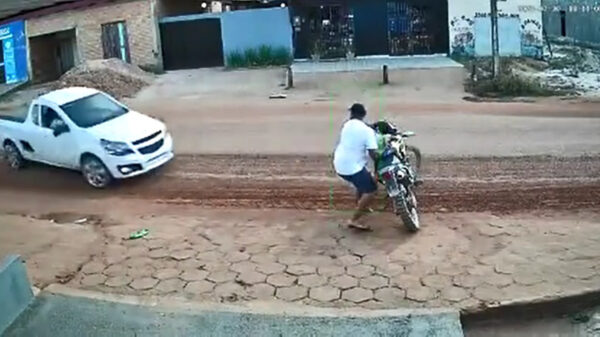 Redding du jour: supervader weet zijn koter nét op tijd weg te trekken